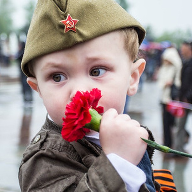 Поздравляем вас с Днем Победы.
Мирного неба над головой нам всем желаем☀️.
Спасибо нашим предкам за 9 мая.
С праздником❤️!